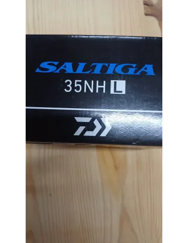 CARRETE DAIWA SALTIGA 35NH L MAS TRENZADO DE REGALO