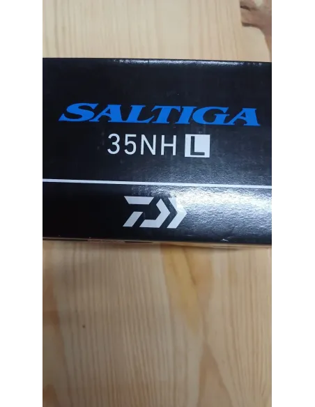 CARRETE DAIWA SALTIGA 35NH L MAS TRENZADO DE REGALO