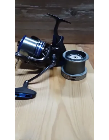 DAIWA EMBLEM SURF 35 SCW QD MAS HILO DE REGALO